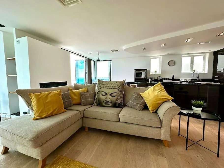 Apartment Seaside Panorama Retreat: Beachfront Comfort for Four Bournemouth