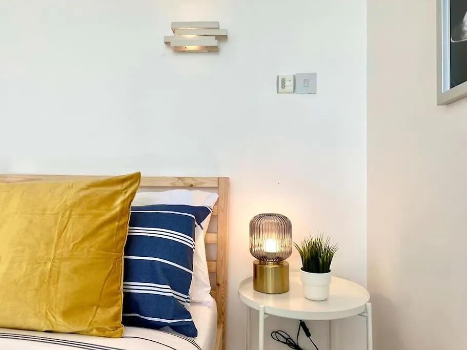 Stunning Panoramic Sea View Beach Location - Sleeps Up To 4 People - Free Parking - The Best Beach! - Great Location - Fast Wifi - Smart Tv - Newly Decorated - Sleeps Up To 4! Close To Bournemouth & Poole Town Centre & Sandbanks 公寓