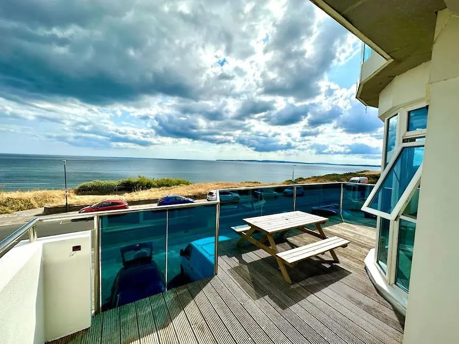 Stunning Panoramic Sea View Beach Location - Sleeps Up To 4 People - Free Parking - The Best Beach! - Great Location - Fast Wifi - Smart Tv - Newly Decorated - Sleeps Up To 4! Close To Bournemouth & Poole Town Centre & Sandbanks