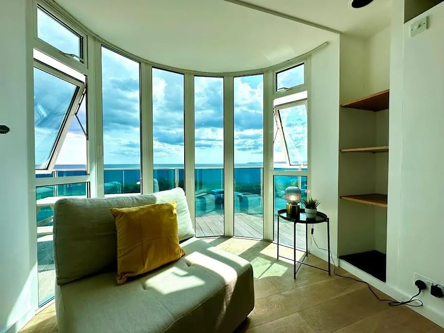 Stunning Panoramic Sea View Beach Location - Sleeps Up To 4 People - Free Parking - The Best Beach! - Great Location - Fast Wifi - Smart Tv - Newly Decorated - Sleeps Up To 4! Close To Bournemouth & Poole Town Centre & Sandbanks 0*,  英国