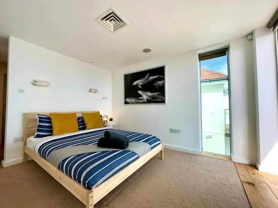 Stunning Panoramic Sea View Beach Location - Sleeps Up To 4 People - Free Parking - The Best Beach! - Great Location - Fast Wifi - Smart Tv - Newly Decorated - Sleeps Up To 4! Close To Bournemouth & Poole Town Centre & Sandbanks