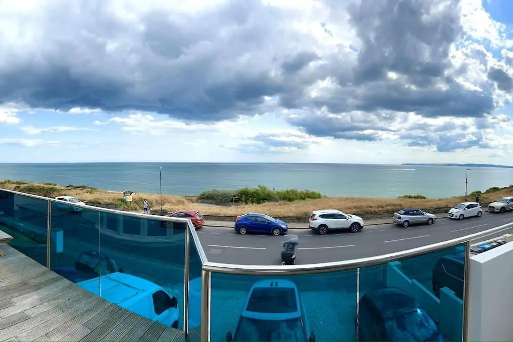 Stunning Panoramic Sea View Beach Location - Sleeps Up To 4 People - Free Parking - The Best Beach! - Great Location - Fast Wifi - Smart Tv - Newly Decorated - Sleeps Up To 4! Close To Bournemouth & Poole Town Centre & Sandbanks 英国
